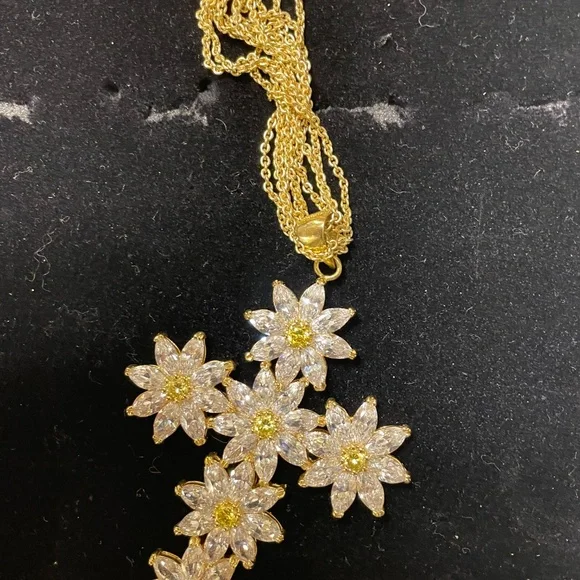 VINTAGE CROSS FLORAL DESIGN NECKLACE, NWOT - Picture 5 of 5